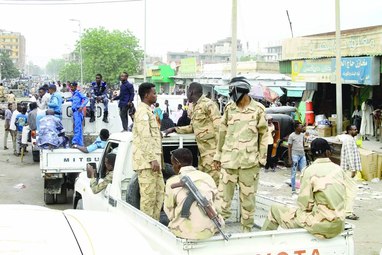 Ülkenin doğusundaki el-Gadarif eyaletinde bir caddede konuşlanan Sudan güvenlik güçleri. (AFP)