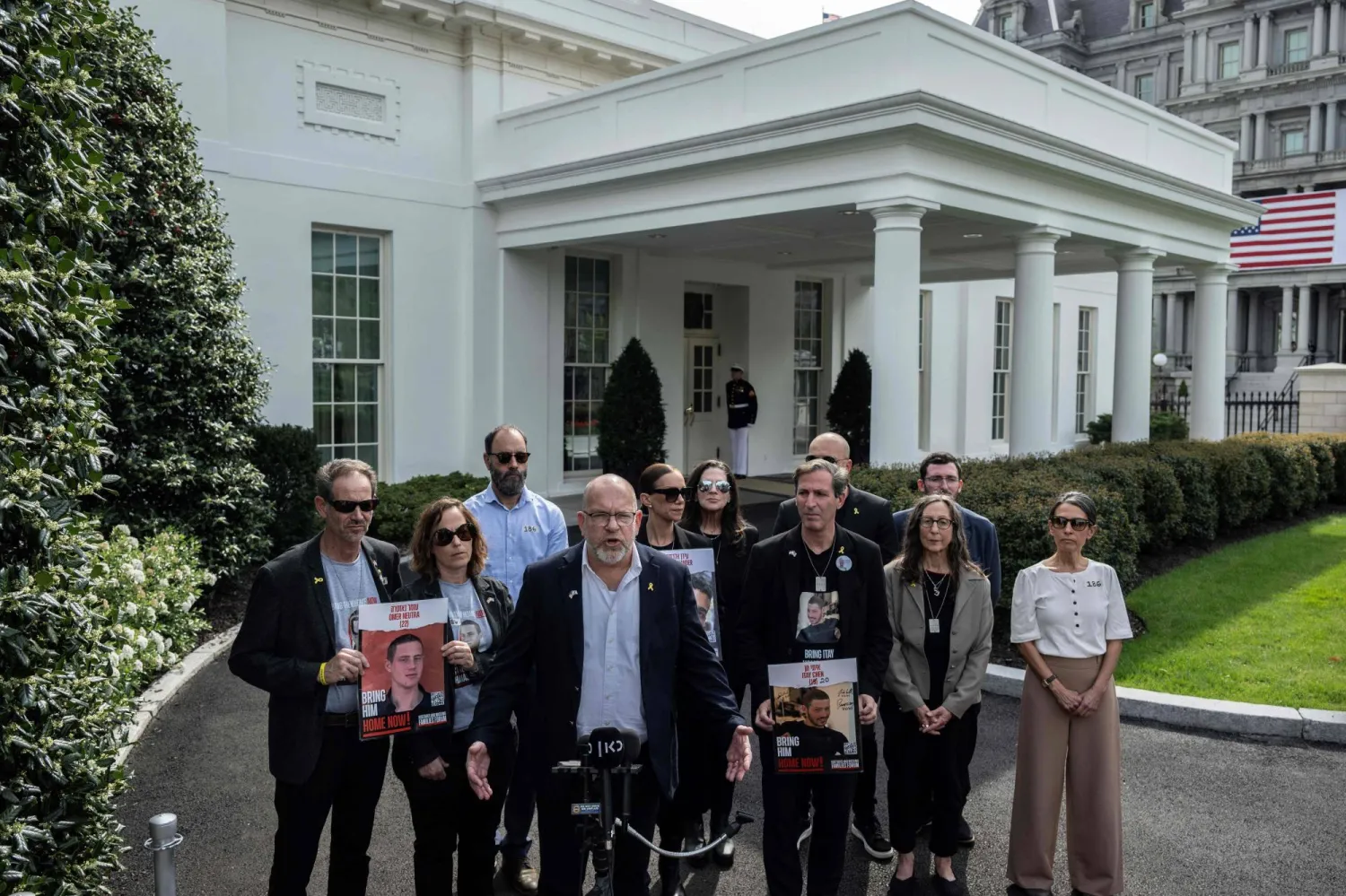 أهالي الرهائن لدى إدلائهم بتصريحاتهم للصحافيين خارج البيت الأبيض (أ.ف.ب)