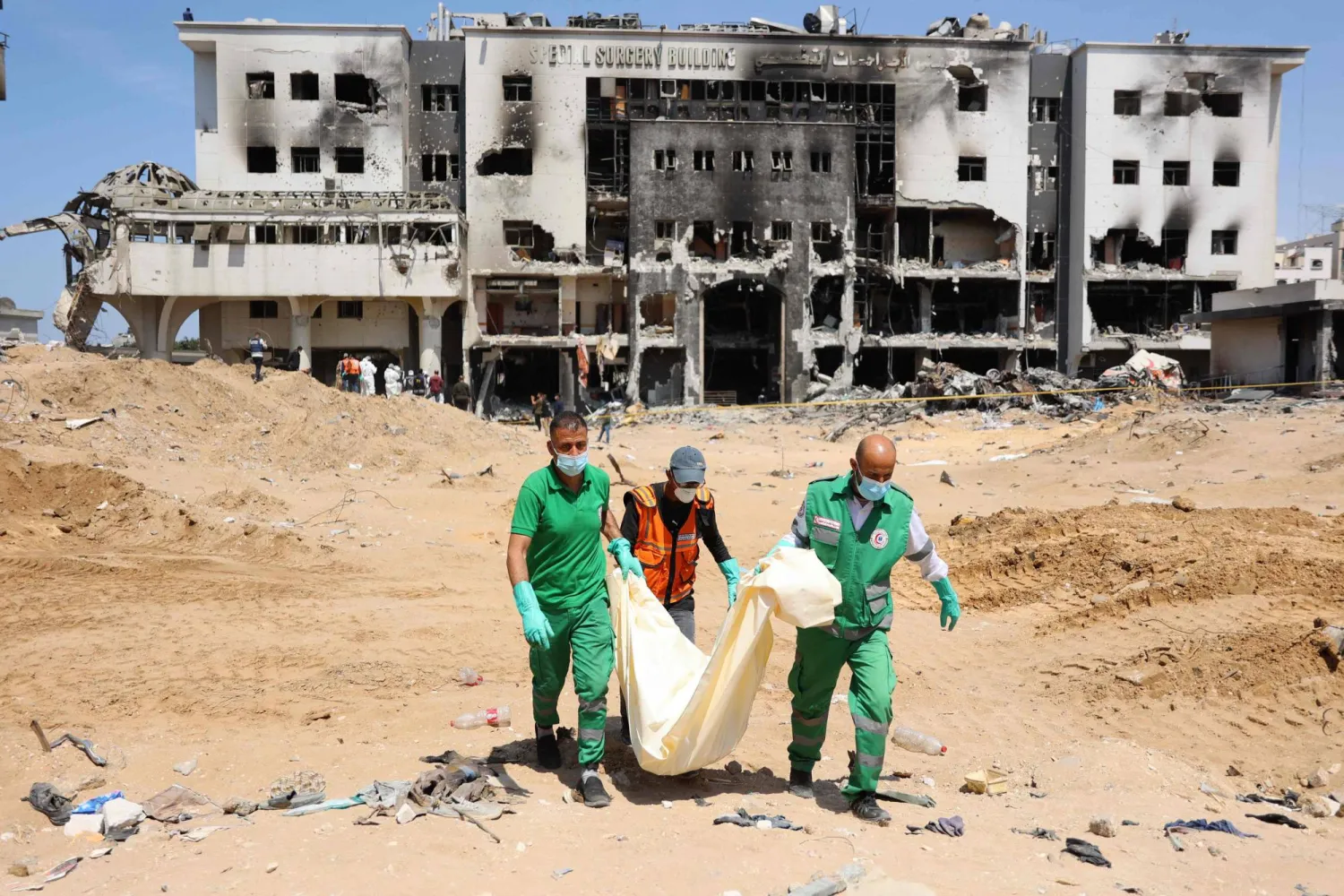 فلسطينيون ينتشلون أشلاء بشرية من مستشفى «الشفاء» في غزة (أ.ف.ب)