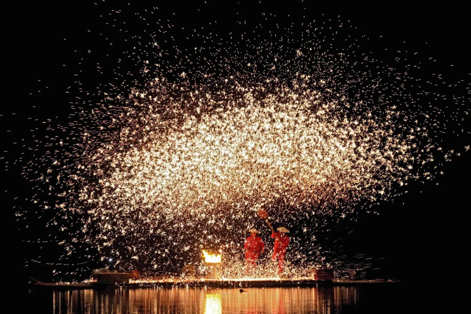 ألعاب نارية خلال احتفالات بأحد الأعياد المحلية في جنوب غربي الصين (أ.ف.ب)