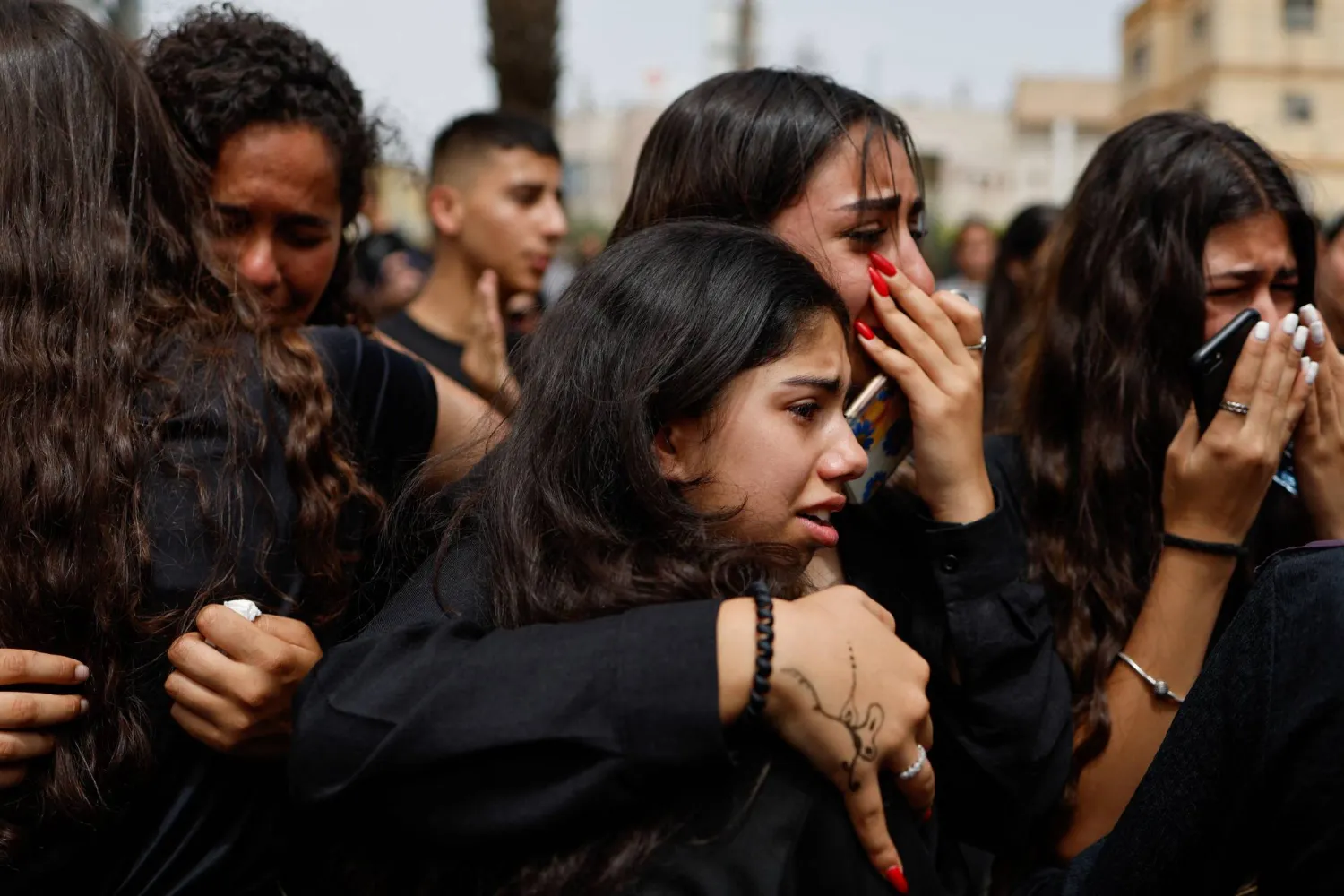 نساء يشاركن في احتجاج ضد القتل ببلدة يافة الناصرة (رويترز)