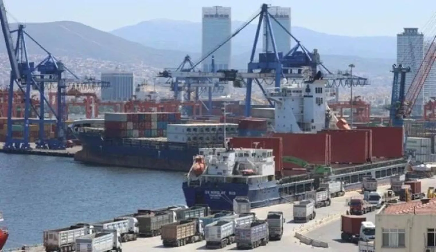 صورة متداولة لتحميل إحدى السفن بالبضائع التركية المتجهة إلى إسرائيل