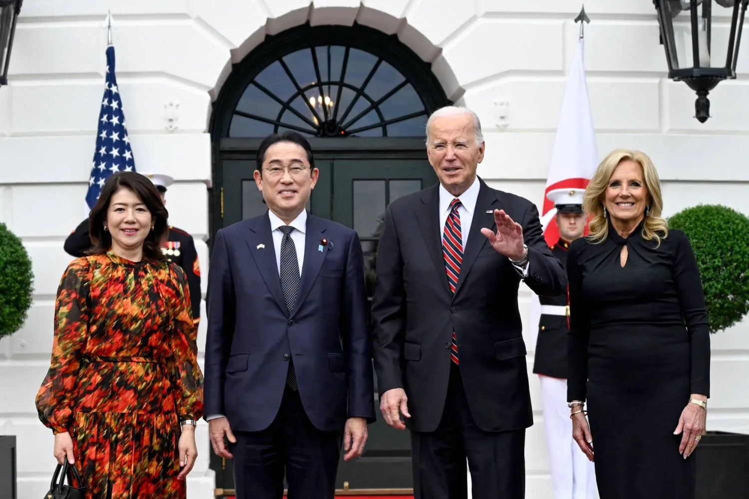 الرئيس الأميركي جو بايدن في استقبال رئيس الوزراء الياباني فوميو كيشيدا (أ.ف.ب)