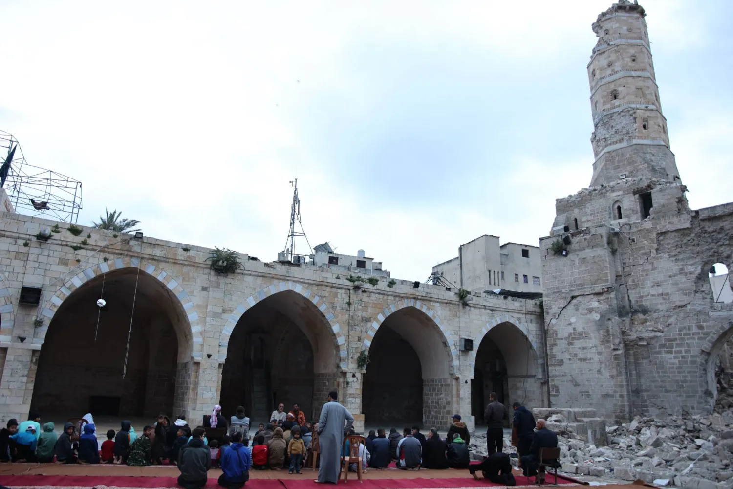 مصلون فلسطينيون يتجمعون في اليوم الأول لعيد الفطر في باحة المسجد العمري التاريخي في مدينة غزة الذي تعرض لأضرار جسيمة خلال الحرب... الصورة في 10 أبريل 2024 (أ.ف.ب)