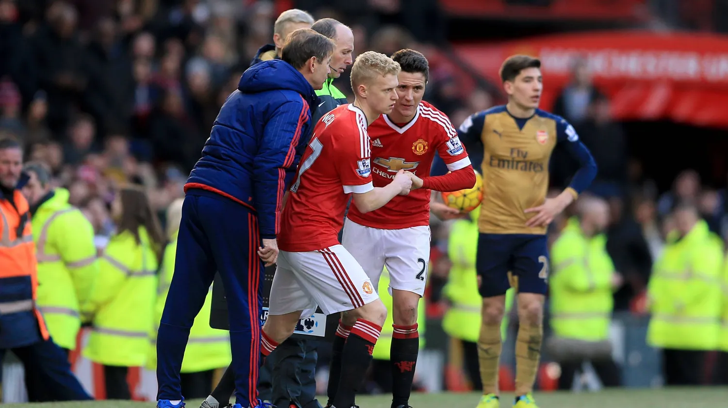 جيمس وير يحل بديلاً مكان أندير هيريرا في مواجهة أمام آرسنال عام 2016 (غيتي)