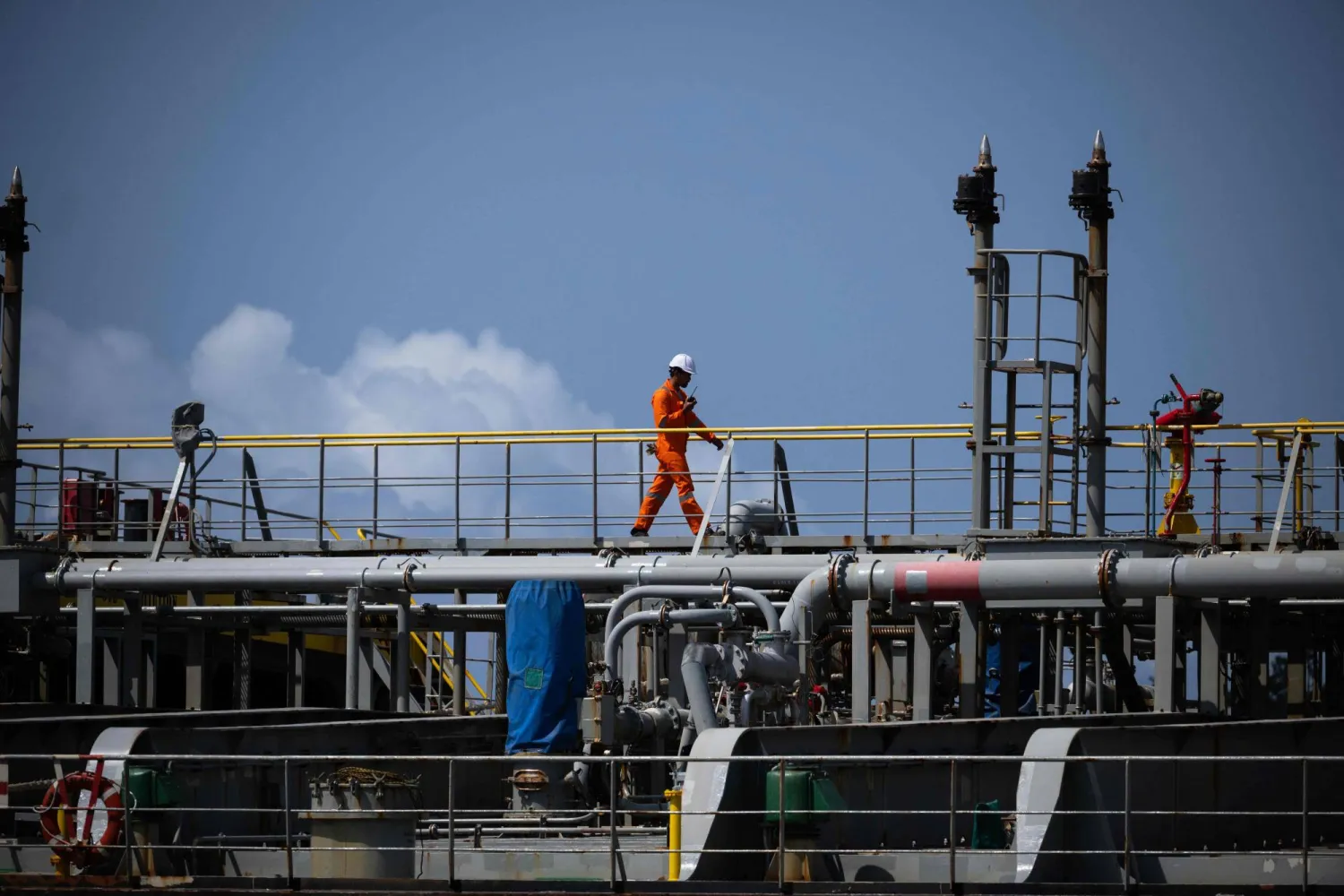 ارتفعت مخزونات الخام بواقع 5.8 مليون برميل مقابل توقعات بزيادتها 2.4 مليون (أ.ف.ب)