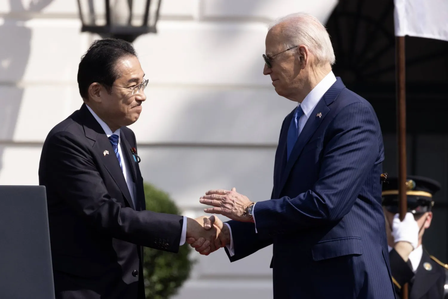 الرئيس الأميركي جو بايدن يصافح رئيس وزراء اليابان فوميو كيشيدا خلال حفل وصول رسمي إلى الحديقة الجنوبية للبيت الأبيض في واشنطن العاصمة في 10 أبريل 2024.  ويقوم رئيس الوزراء الياباني فوميو كيشيدا بأول زيارة دولة لرئيس وزراء ياباني إلى البيت الأبيض منذ تسع سنوات (إ.ب.أ)
