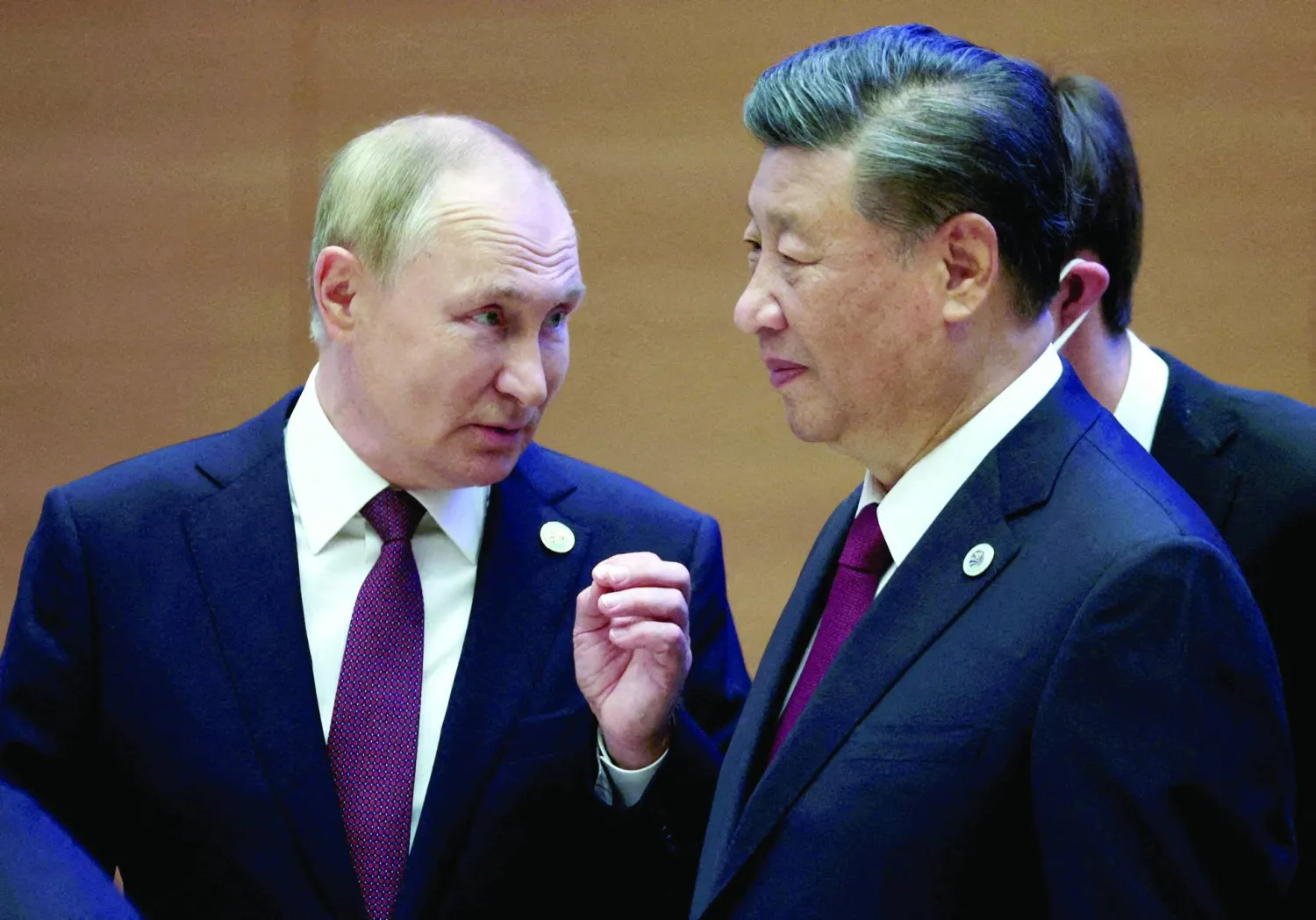 
الرئيس الروسي فلاديمير بوتين ونظيره الصيني شي جينبينغ (رويترز)