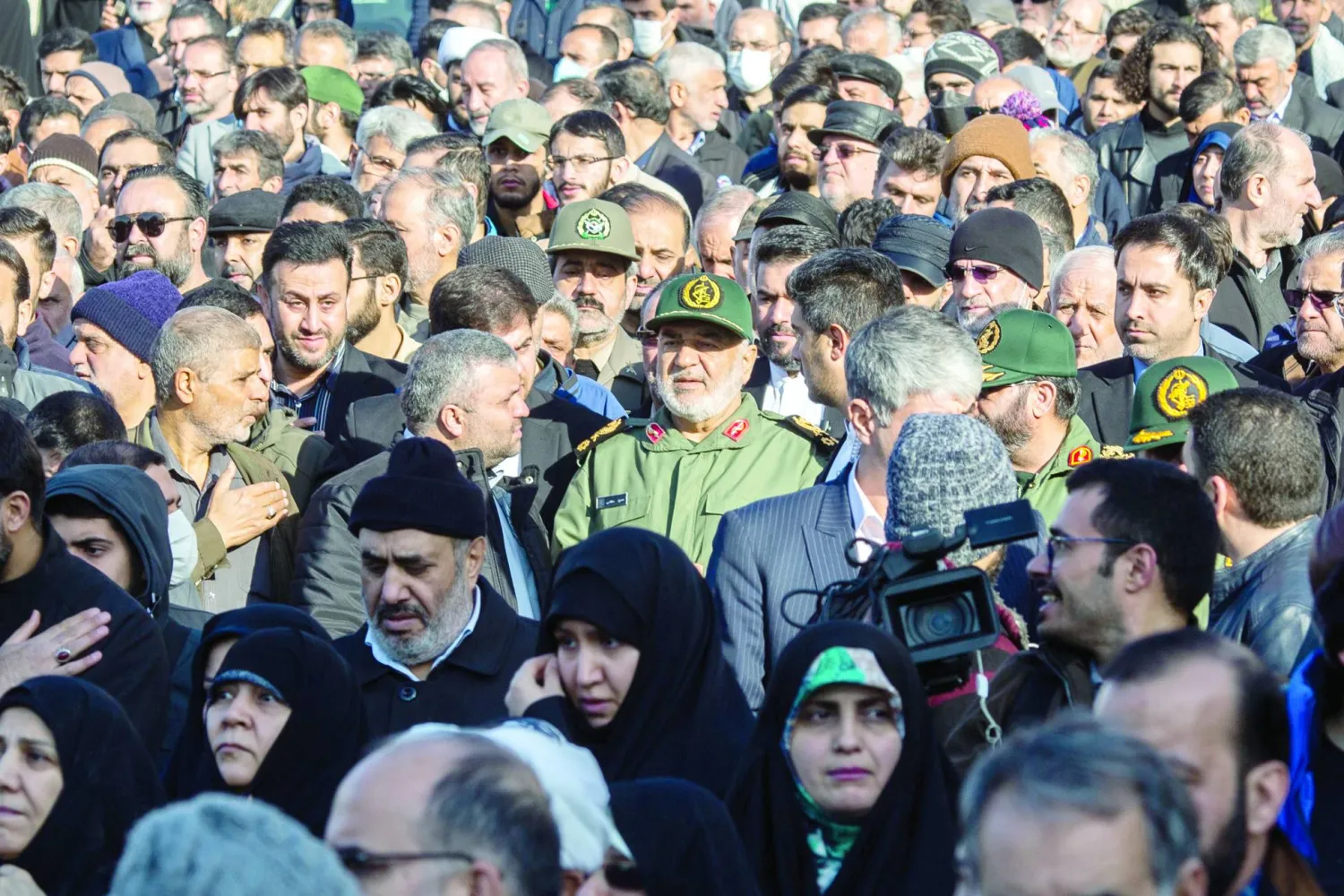 
أرشيفية تظهر قائد الحرس الثوري الجنرال حسين سلامي (وسط) أثناء تشييع عناصر قُتلوا في سوريا بطهران 22 يناير (نيويورك تايمز)