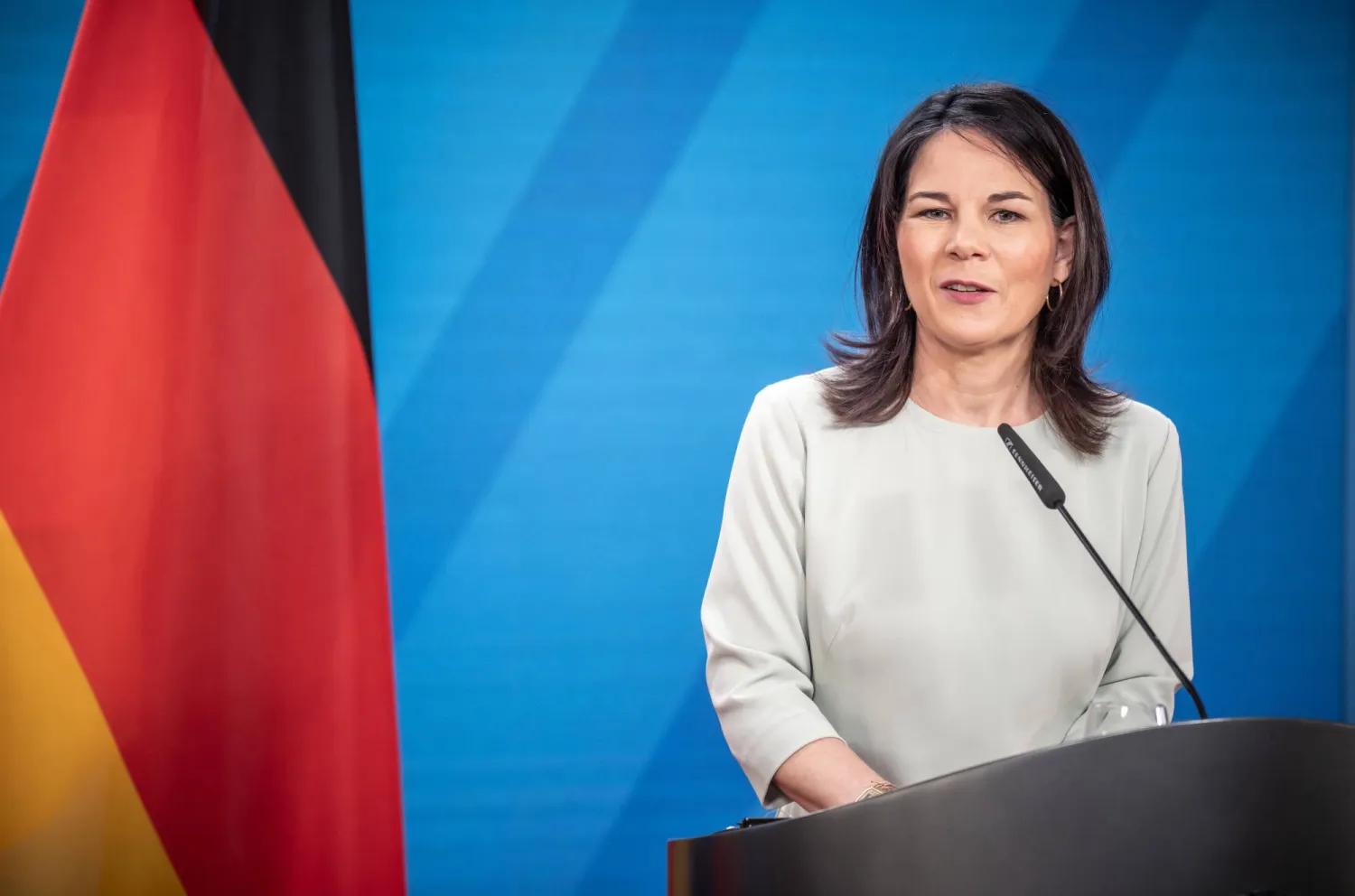 وزيرة الخارجية الألمانية أنالينا بيربوك خلال مؤتمر صحافي في 9 أبريل الجاري (د.ب.أ)