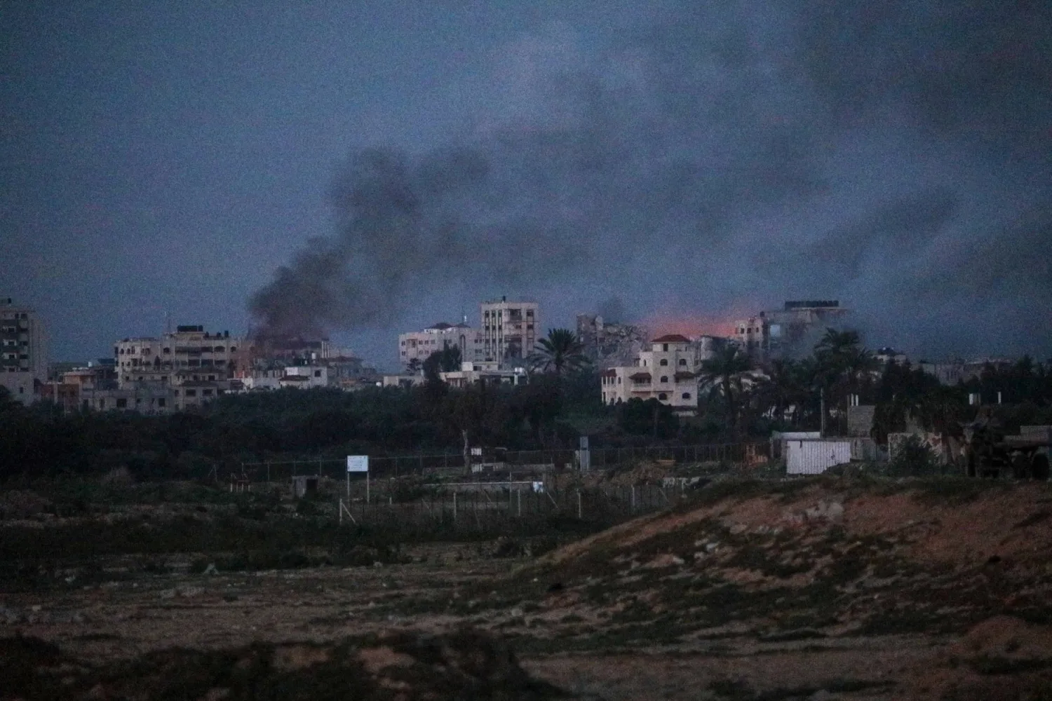 دخان يتصاعد جراء غارة في شمال قطاع غزة 10 أبريل 2024 (إ.ب.أ)