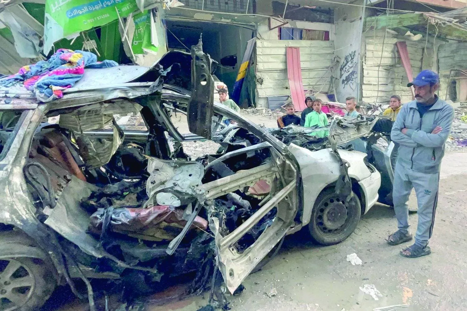 بقايا السيارة التي كان يستقلها 3 من أبناء هنية واستهدفتها غارة جوية غرب غزة (أ.ف.ب)