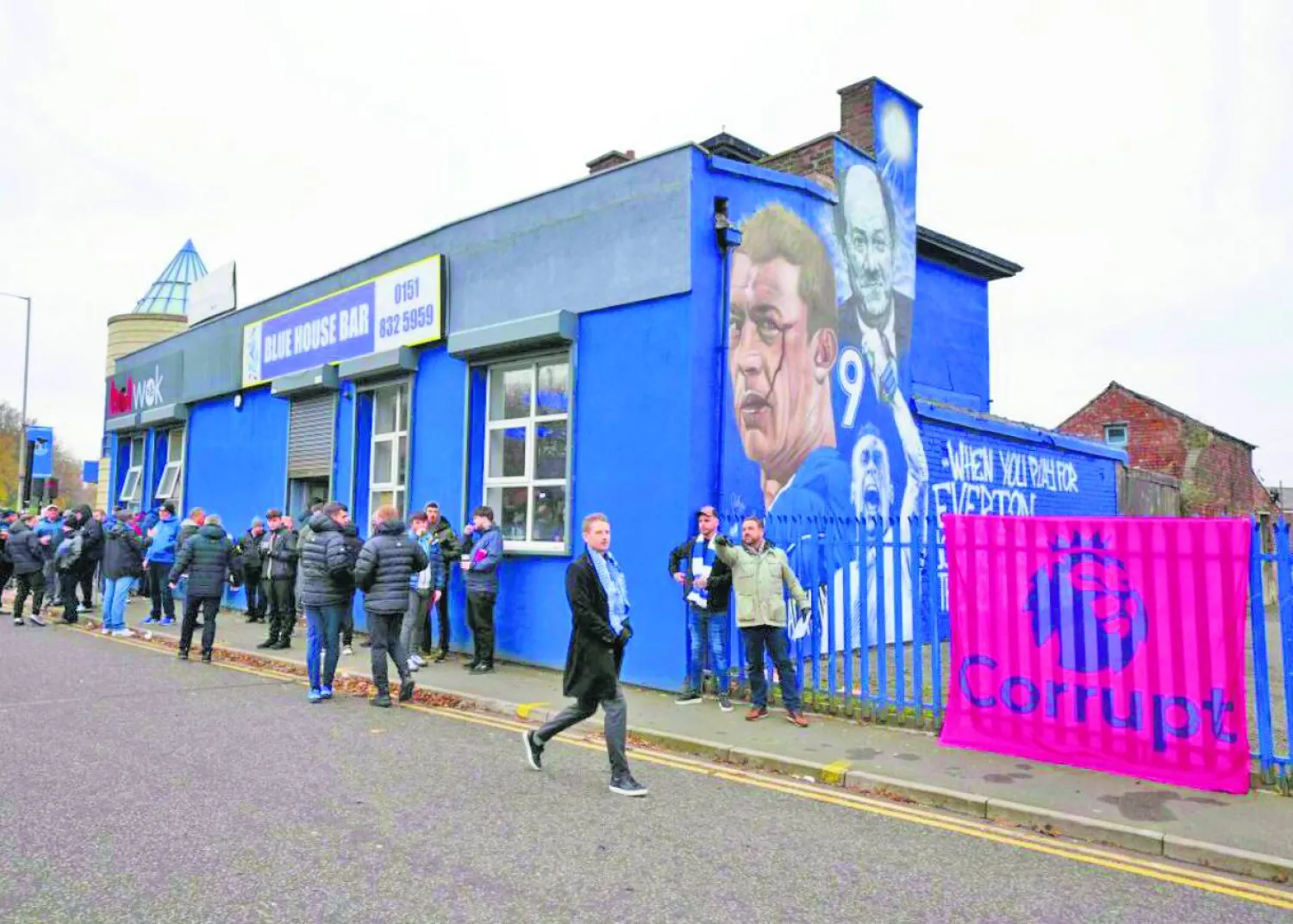 مشجعو إيفرتون الغاضبون يحتجون على خصم النقاط (غيتي)