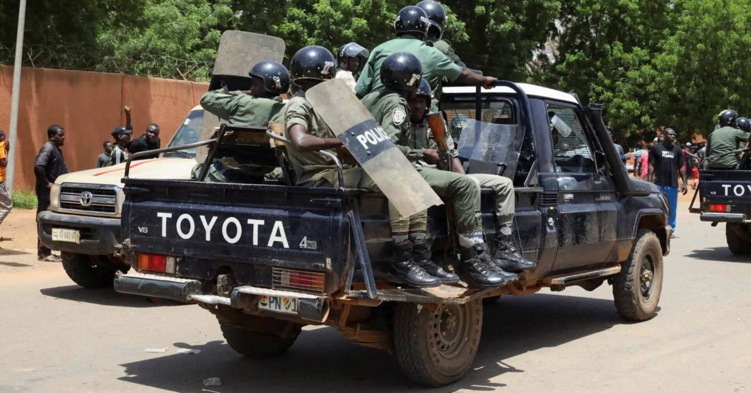 قوات أمن نيجرية خلال مهمة بنيامي عاصمة النيجر في 30 يوليو 2023 (رويترز)