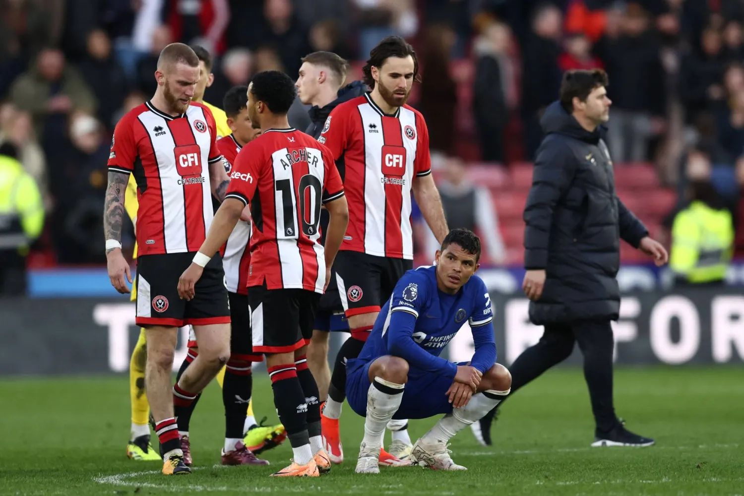 لاعبو شيفيلد عقب مباراتهم الأخيرة أمام تشيلسي والتي انتهت بالتعادل (أ.ف.ب)