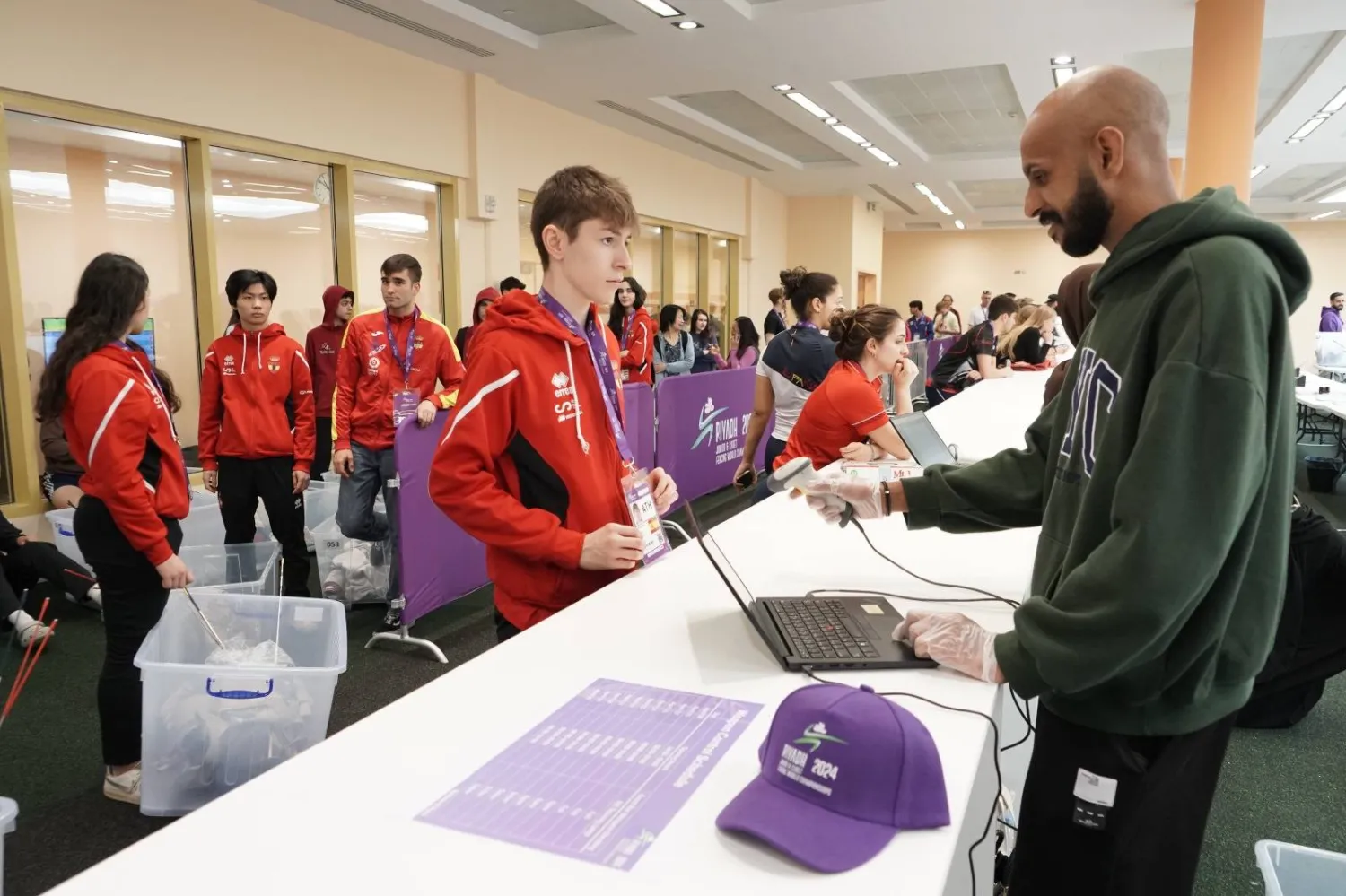 لاعبو الفرق المشاركة خلال حصولهم على بطاقاتهم الخاصة بالبطولة (الشرق الأوسط)

