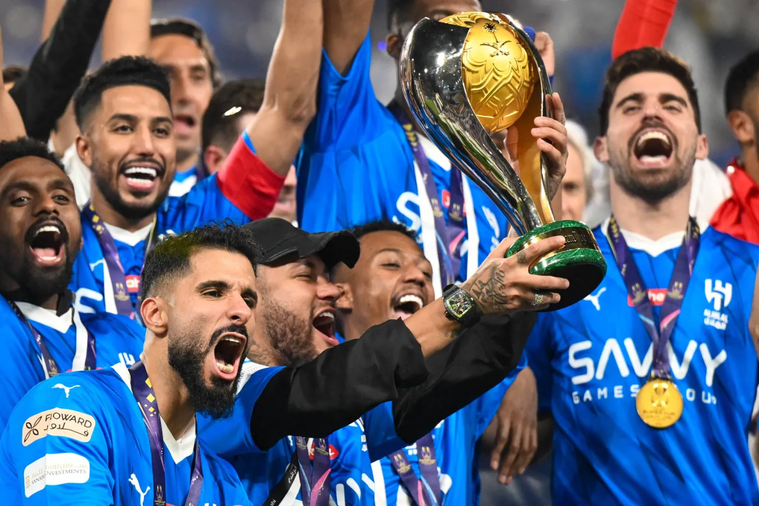 نيمار يرفع الكأس خلال تتويج الهلال باللقب (تصوير: عبد العزيز النومان)