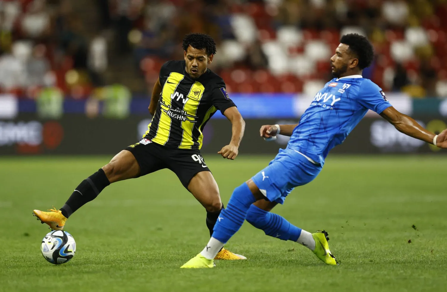 البليهي وروما في صراع على الكرة خلال نهائي كأس السوبر (رويترز)