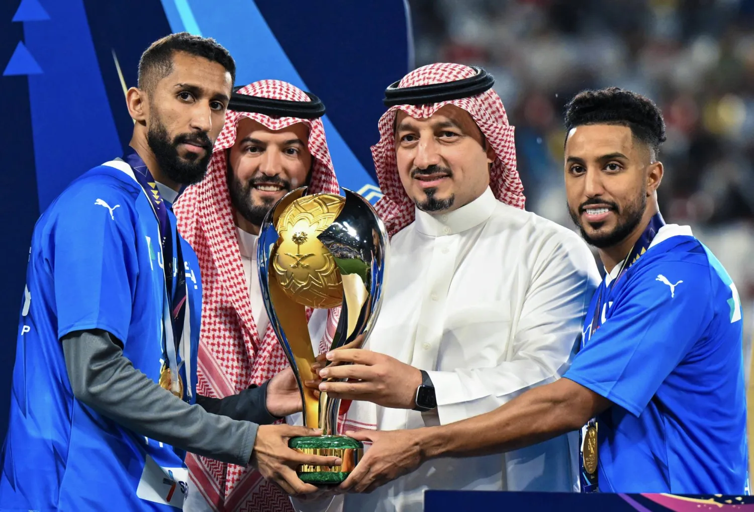 المسحل لدى تتويجه الهلال بلقب بطولة السوبر السعودي (تصوير: عبدالعزيز النومان)