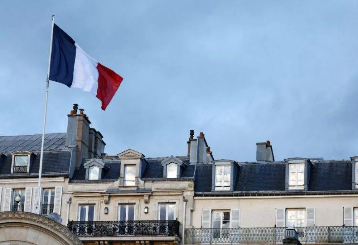 العَلم الوطني الفرنسي يرفرف فوق مدخل قصر الإليزيه في باريس... 13 نوفمبر 2023 (رويترز)