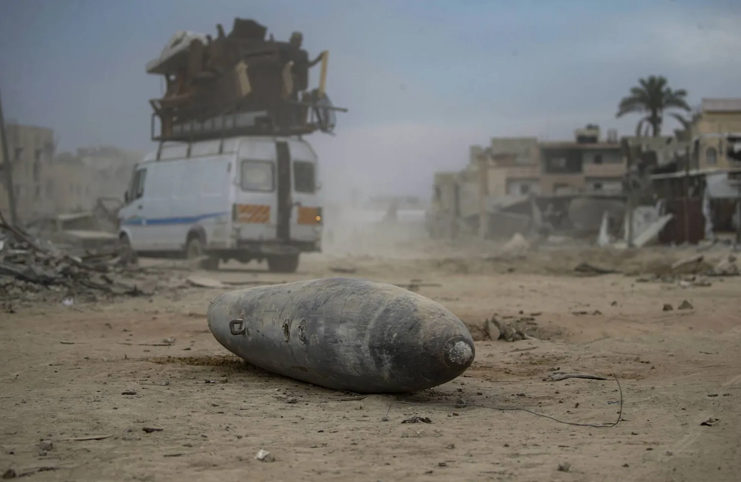 قذيفة إسرائيلية لم تنفجر في إحدى طرقات خان يونس (إ.ب.أ)