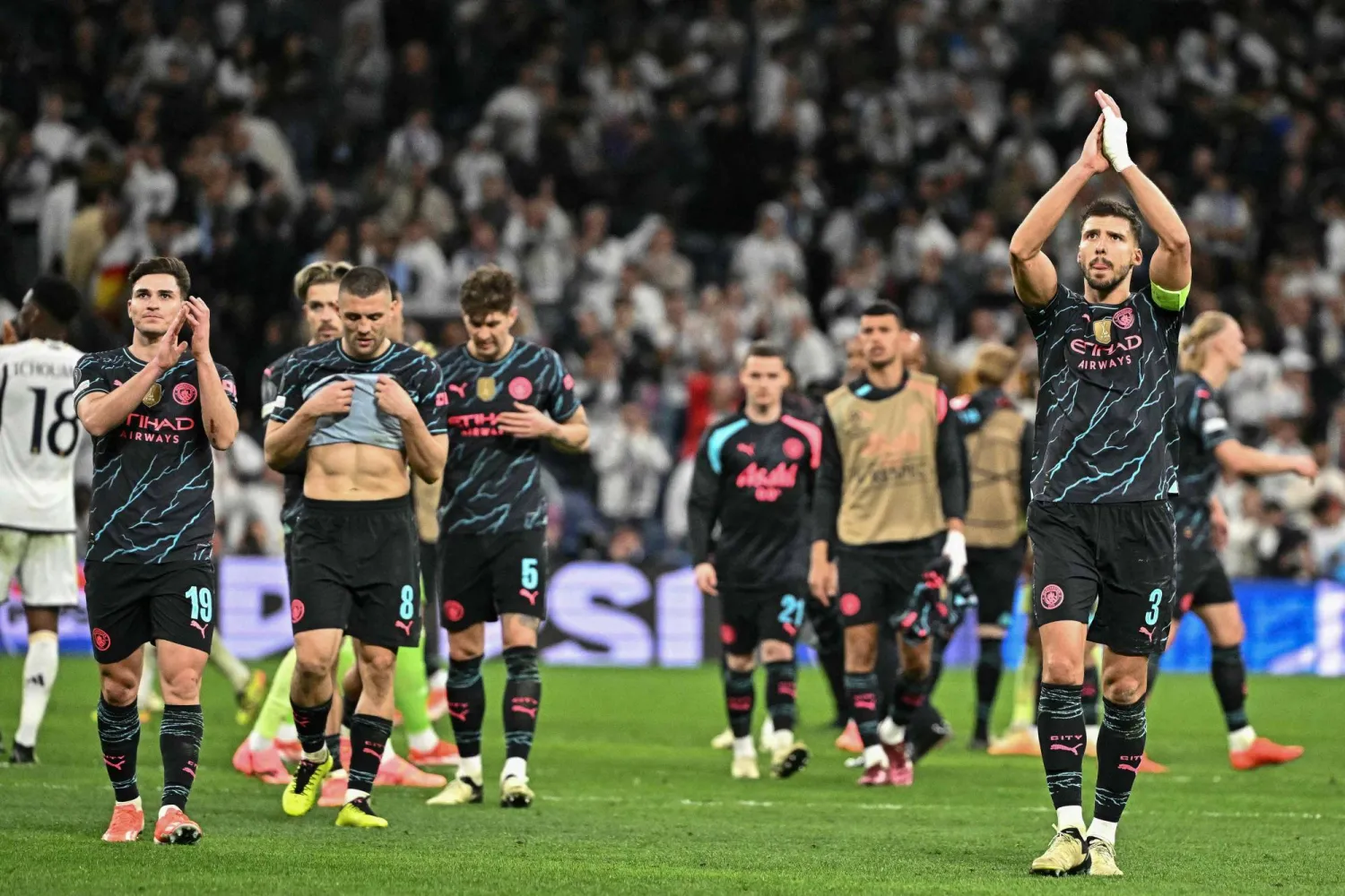 مانشستر سيتي يلتقي لوتون بمعنويات مرتفعة بعد التعادل مع ريال مدريد في معقل الفريق الإسباني (أ.ف.ب)