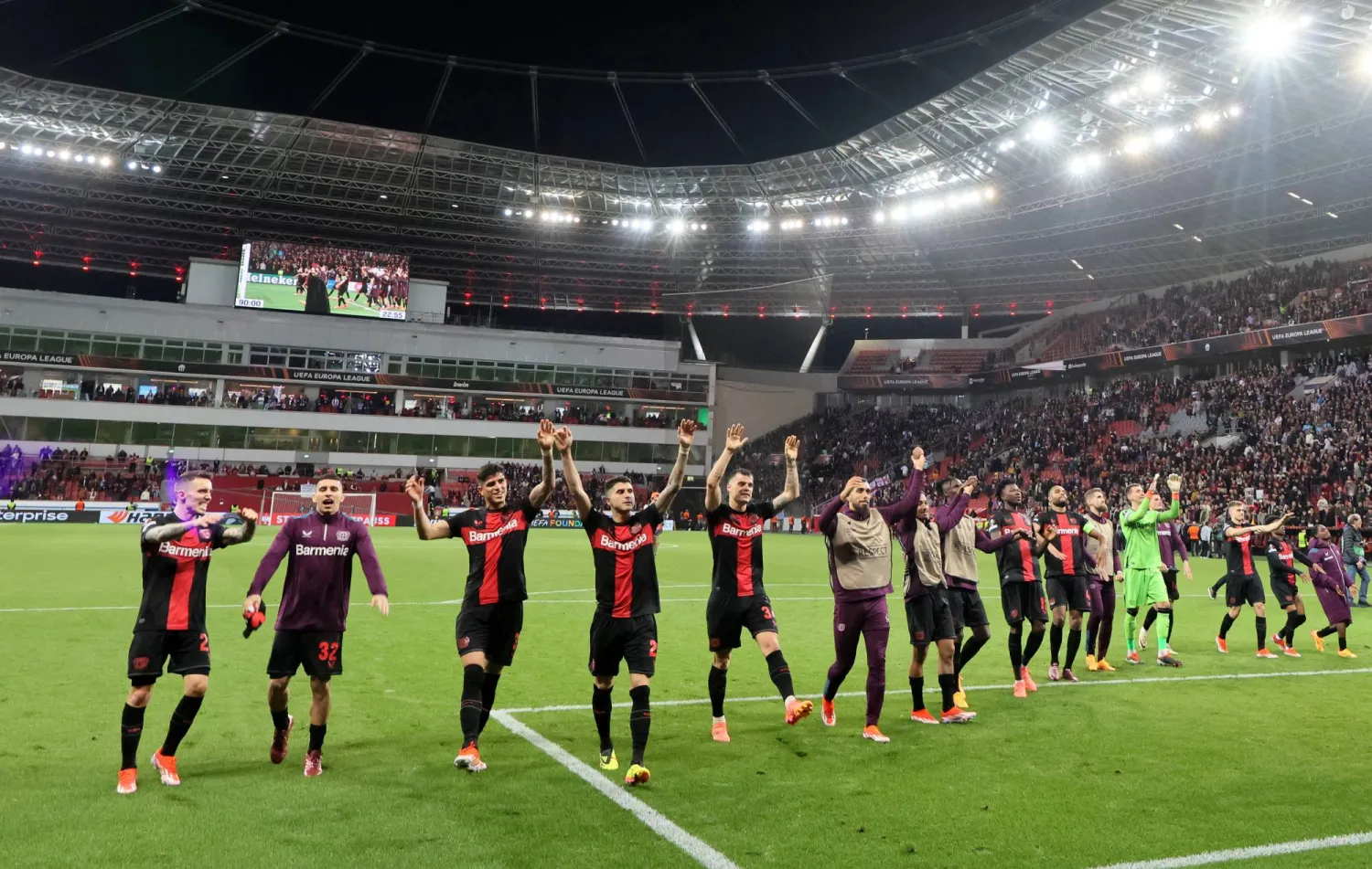 لاعبو ليفركوزن وفرحة تخطي وستهام في الدوري الأوروبي ووضْع قدم في المربع الذهبي (رويترز)