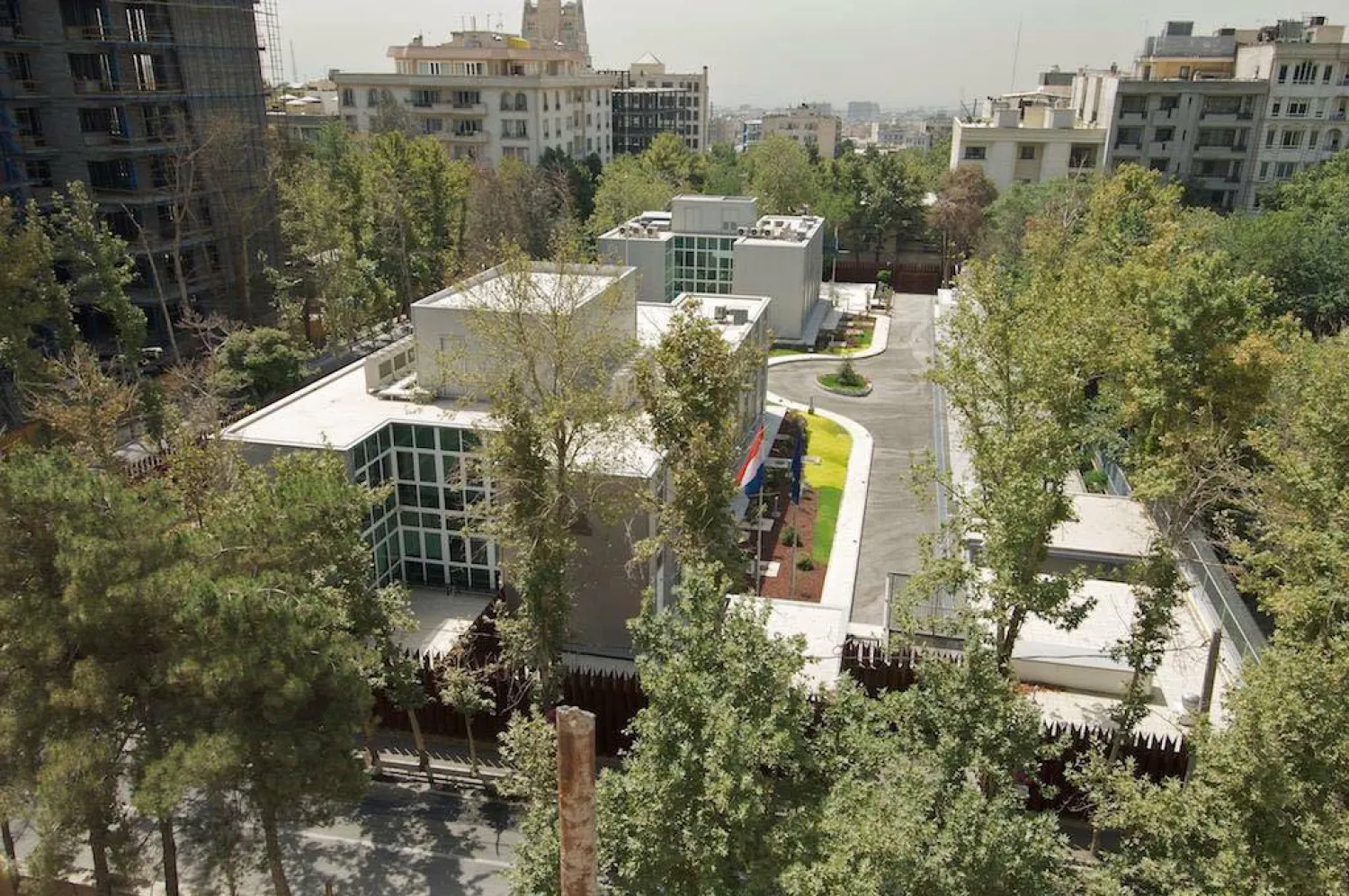 مشهد من أعلى للسفارة الهولندية في طهران (الصفحة الرسمية للسفارة بـ«فيسبوك»)