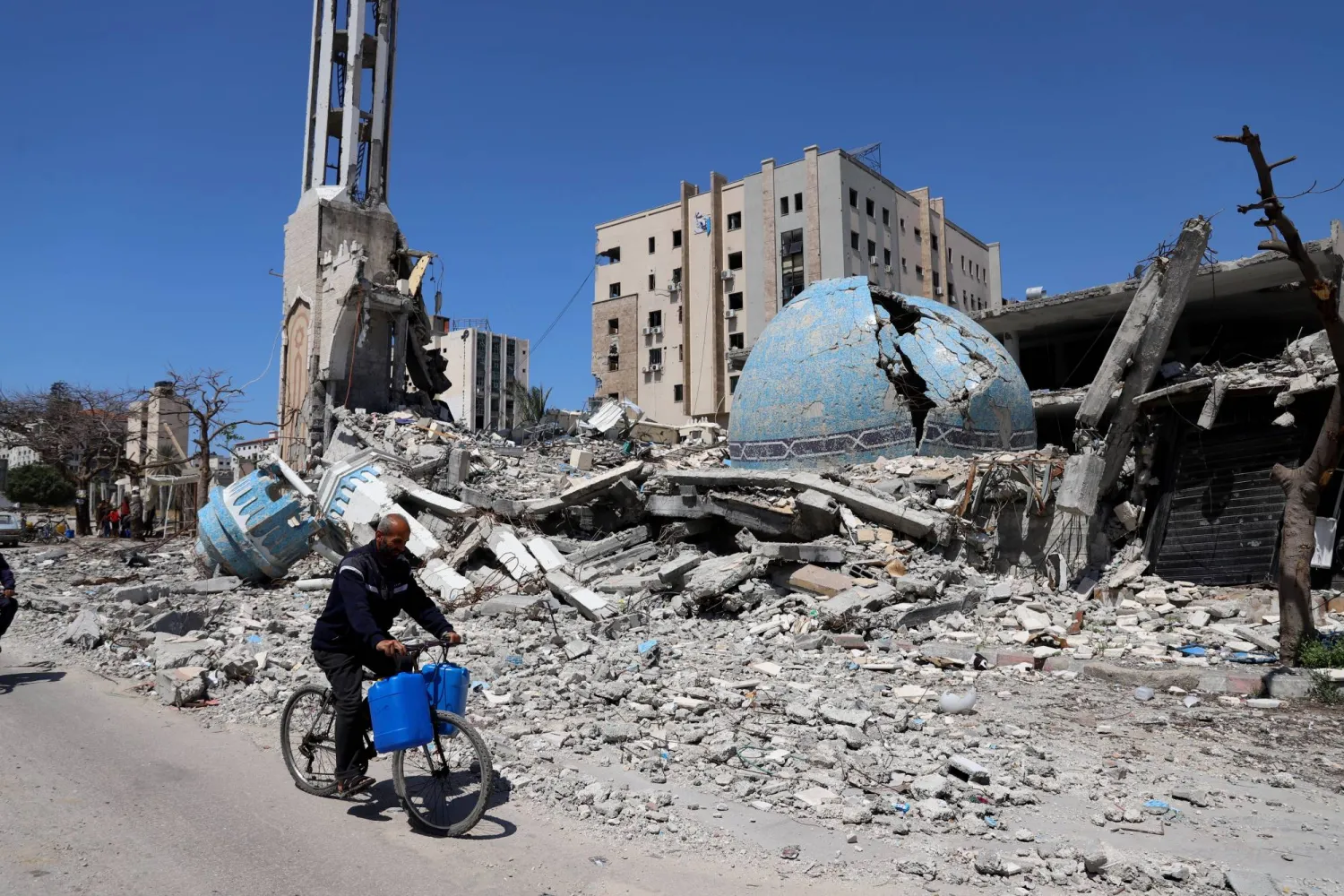 منظر لآثار مسجد أبو خضرة في حي الرمال بعد أن دمره الجيش الإسرائيلي في أكتوبر 2023 أثناء اجتياح مدينة غزة (إ.ب.أ)