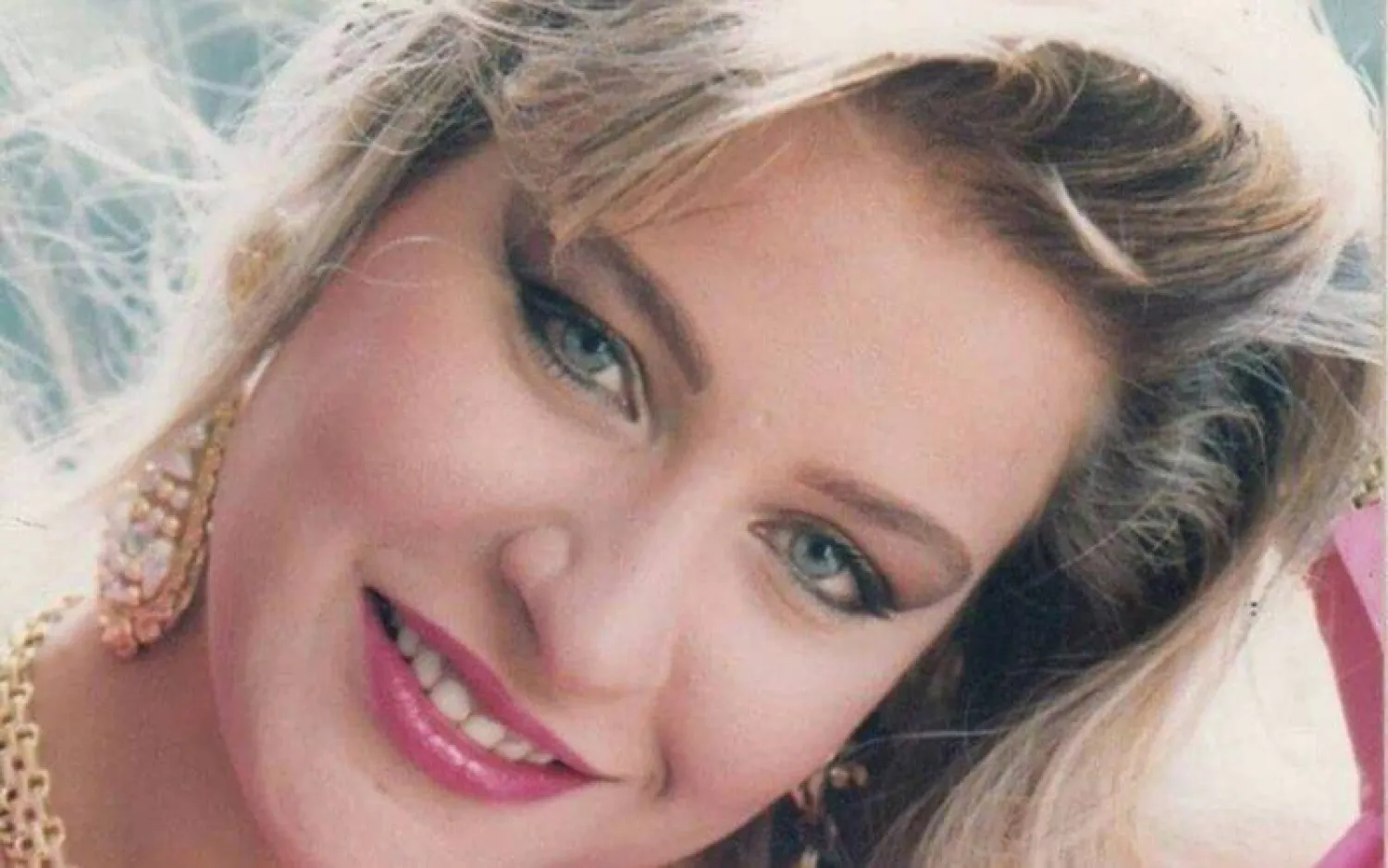 شيرين سيف النصر «جميلة التسعينات» تغادر في هدوء