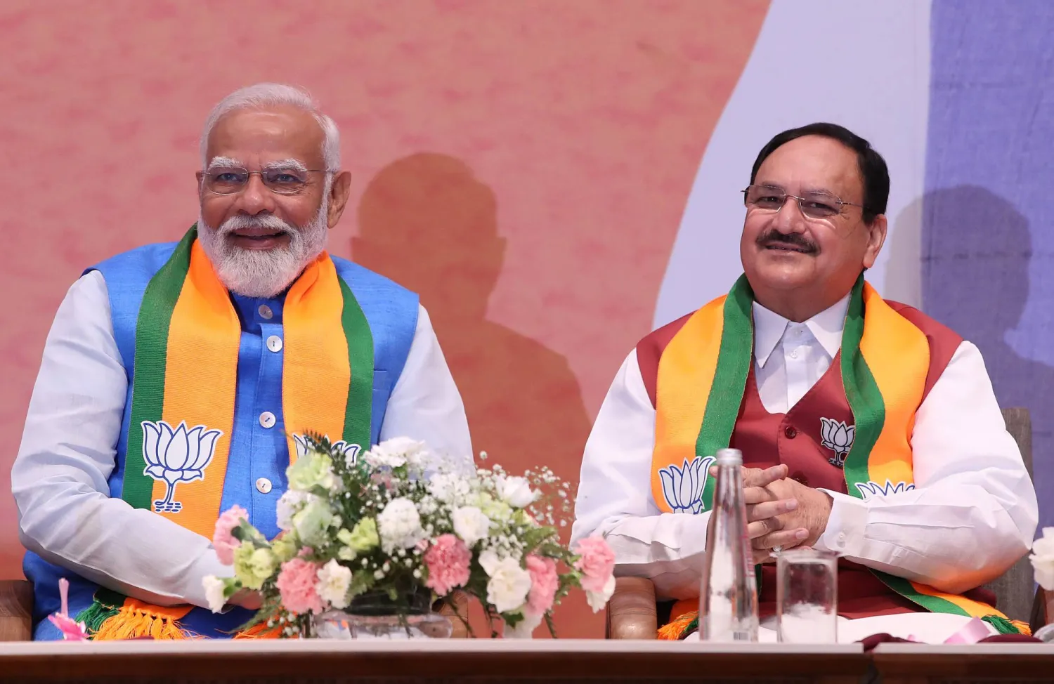 مودي (يسار) ورئيس حزب «بهاراتيا جاناتا» جي بي نادا في مؤتمر صحافي لتقديم بيان الحزب في نيودلهي (د.ب.أ)