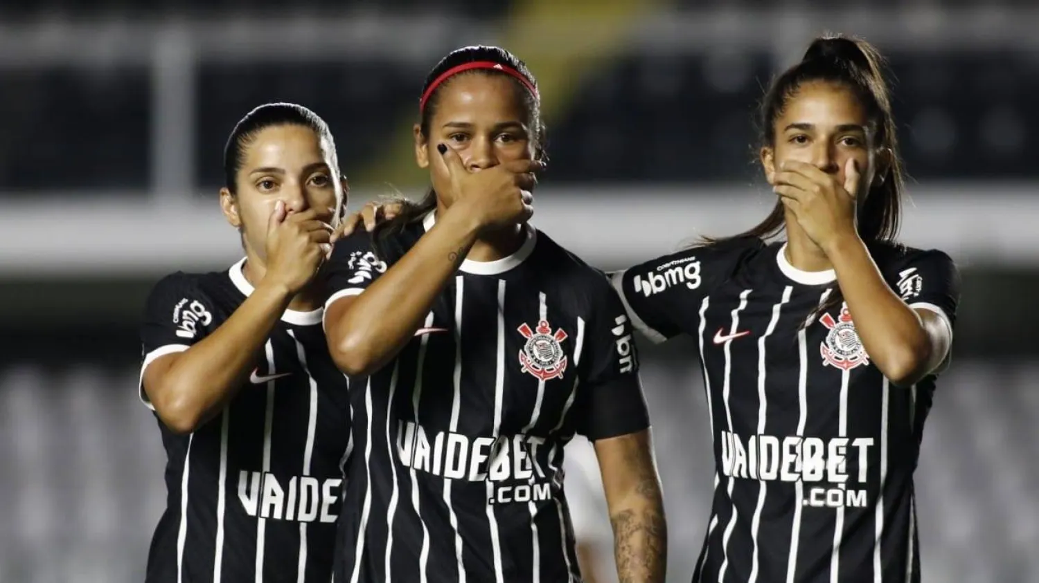 هكذا احتجت لاعبات كورنثيانز على عودة مدربهن «المتحرش» (منصة إكس)