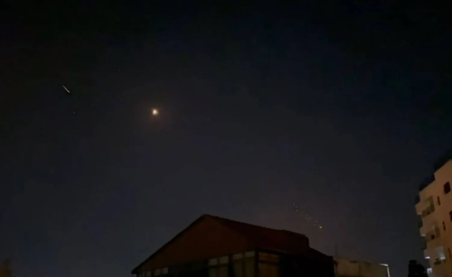 لقطة مصورة للهجمات الإيرانية على إسرائيل (أ.ف.ب)