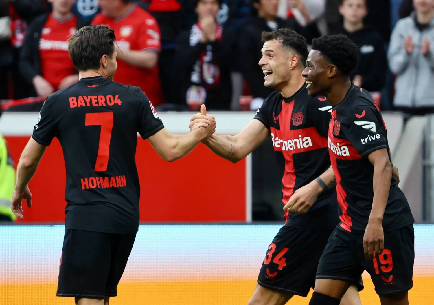 هوفمان يحتفل مع لاعبي ليفركوزن بأحد أهدافهم في بريمن (رويترز)