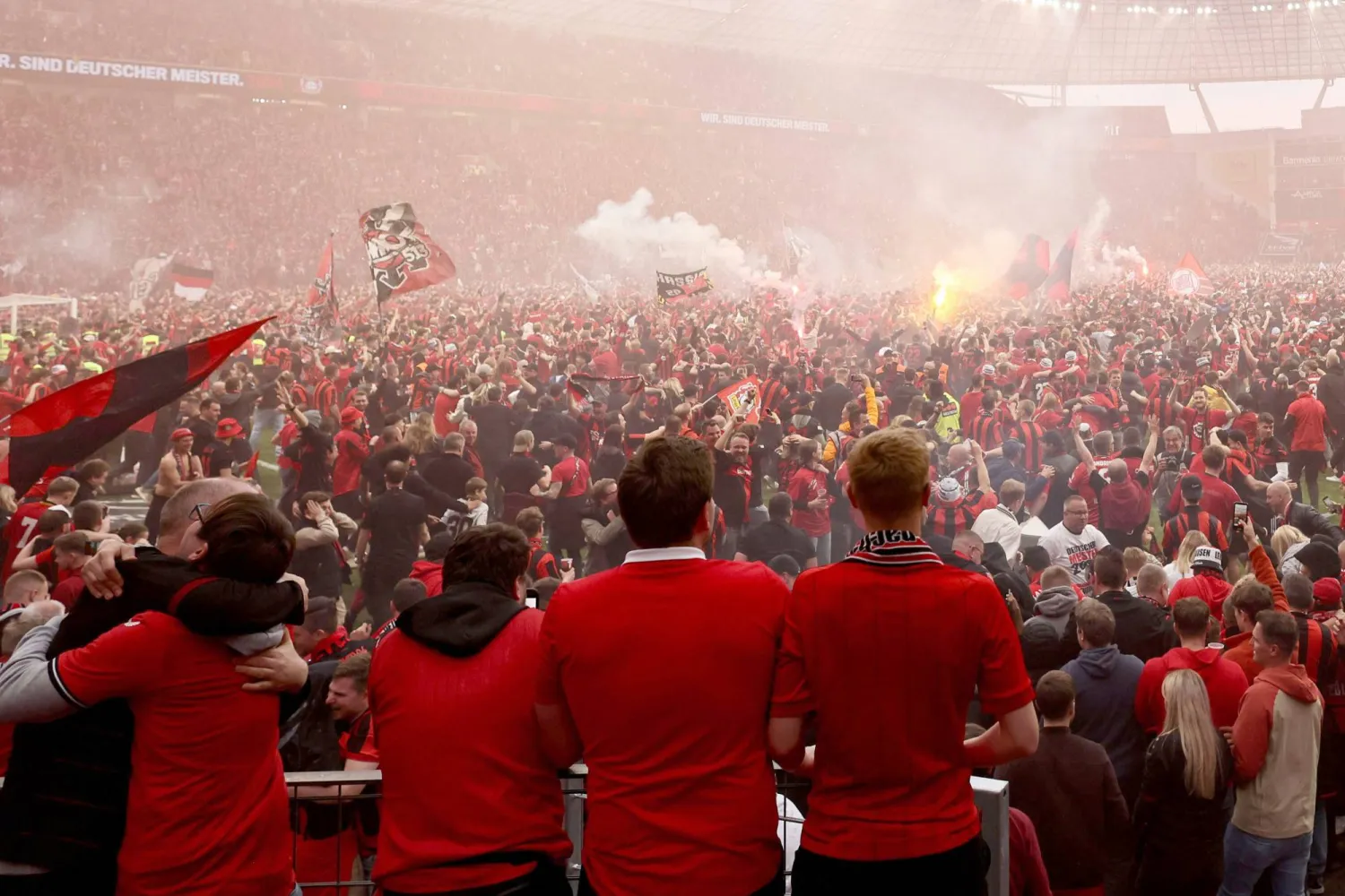 جماهير ليفركوزن تحتفل بالإنجاز التاريخي (د.ب.أ)