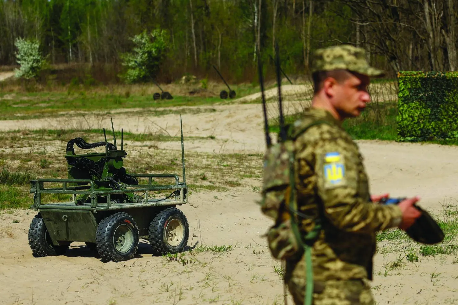 
جندي أوكراني يقود مركبة أرضية مسيرة إلكترونياً خلال معرض للمعدات العسكرية والأسلحة في مكان غير محدد داخل أوكرانيا السبت (رويترز)