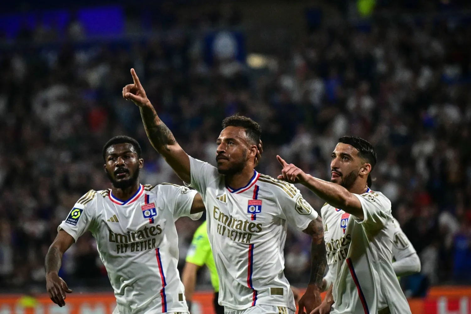 لاعبو ليون الفرنسي يحتفلون بالفوز (أ.ف.ب)