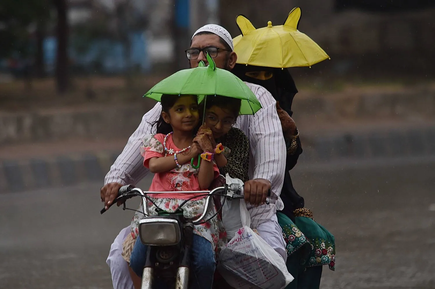 Pakistan, nüfus bakımından dünyanın beşinci büyük ülkesi ve iklim değişikliğinden en çok tehdit edilen ülkeler arasında (EPA)