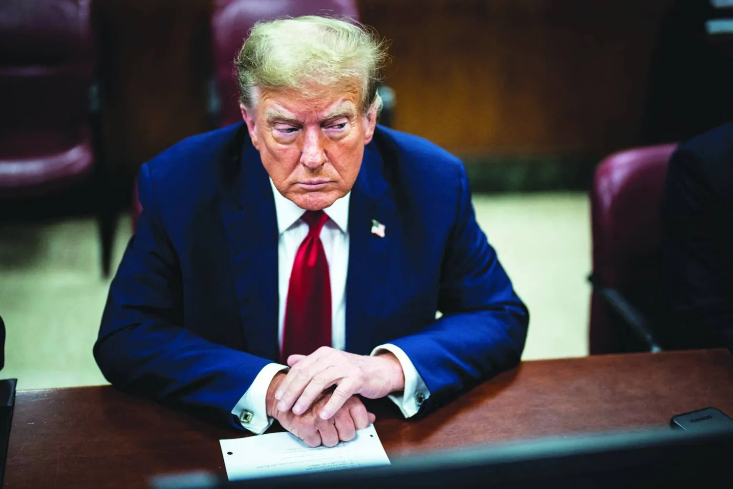 
ترمب في قاعة محكمة مانهاتن الجنائية بنيويورك أمس (رويترز)