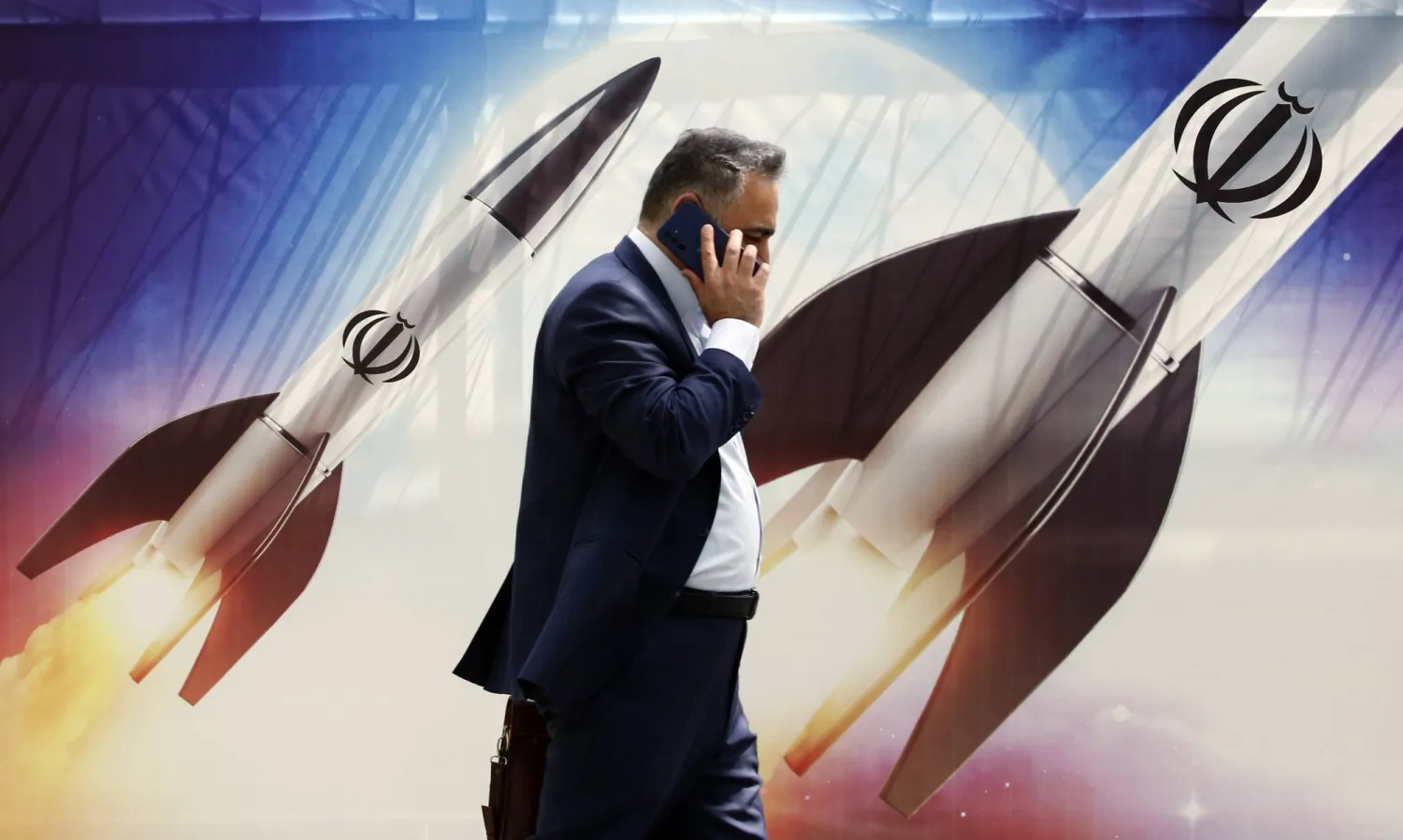 نشر «الحرس الثوري» الإيراني ملصقات دعائية في شوارع العاصمة طهران بعد شنه هجوماً على إسرائيل (إ.ب.أ)