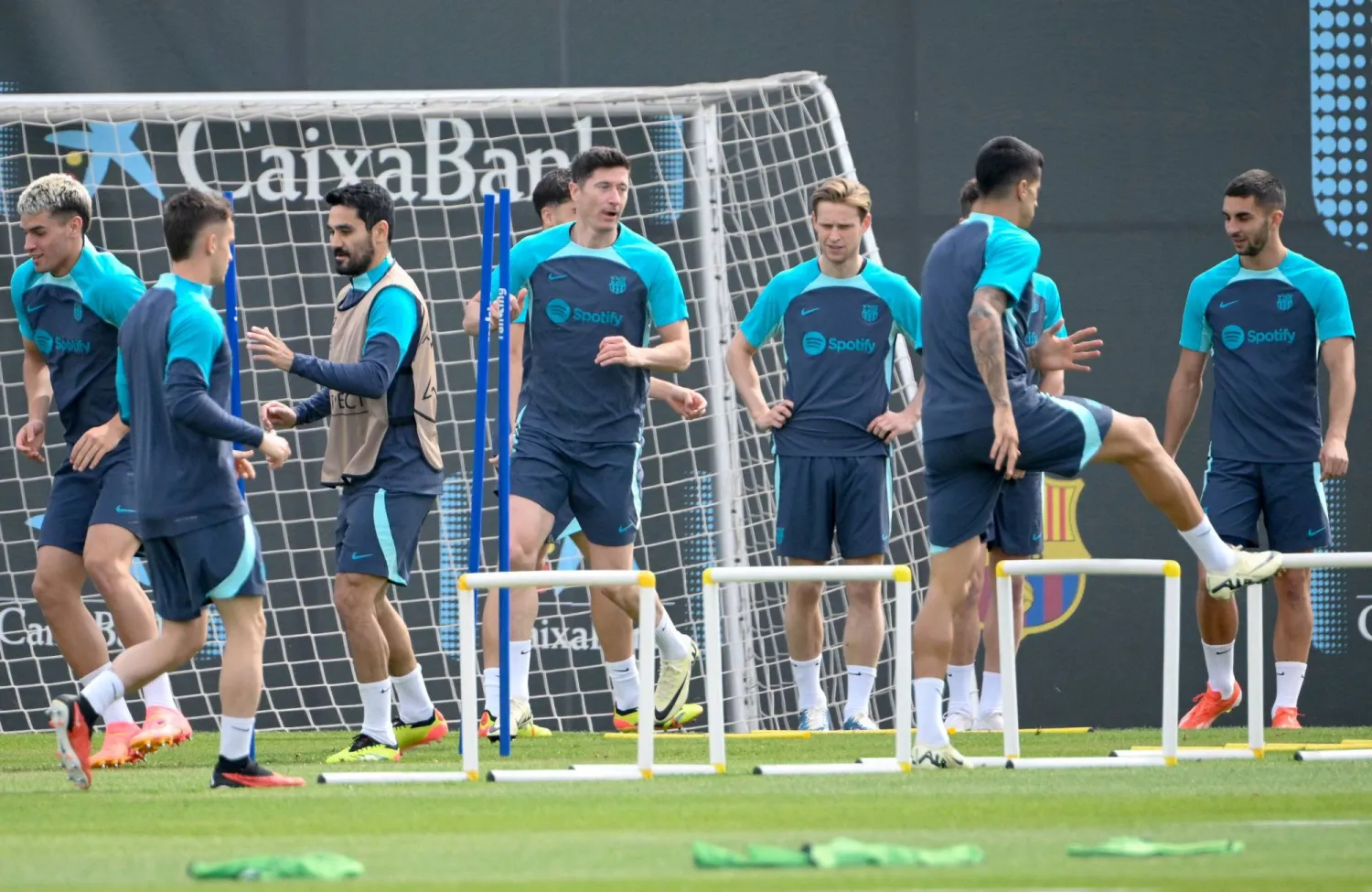 لاعبو برشلونة يتطلعون لاستكمال المهمة بتكرار الفوز على سان جيرمان (أ.ف.ب)