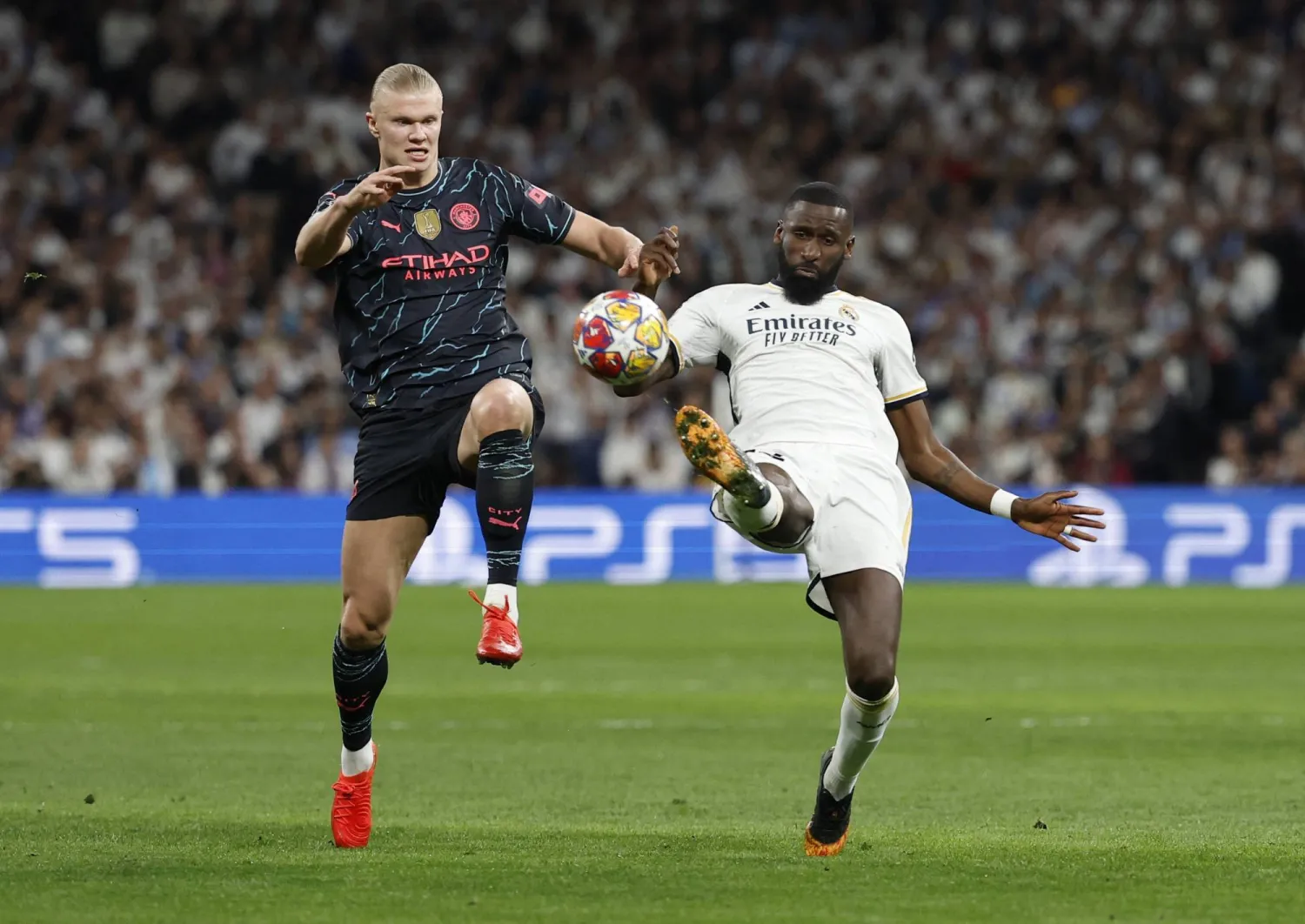 روديغر مدافع الريال (يمين) حد كثيرا من خطورة هالاند ذهابا (رويترز)