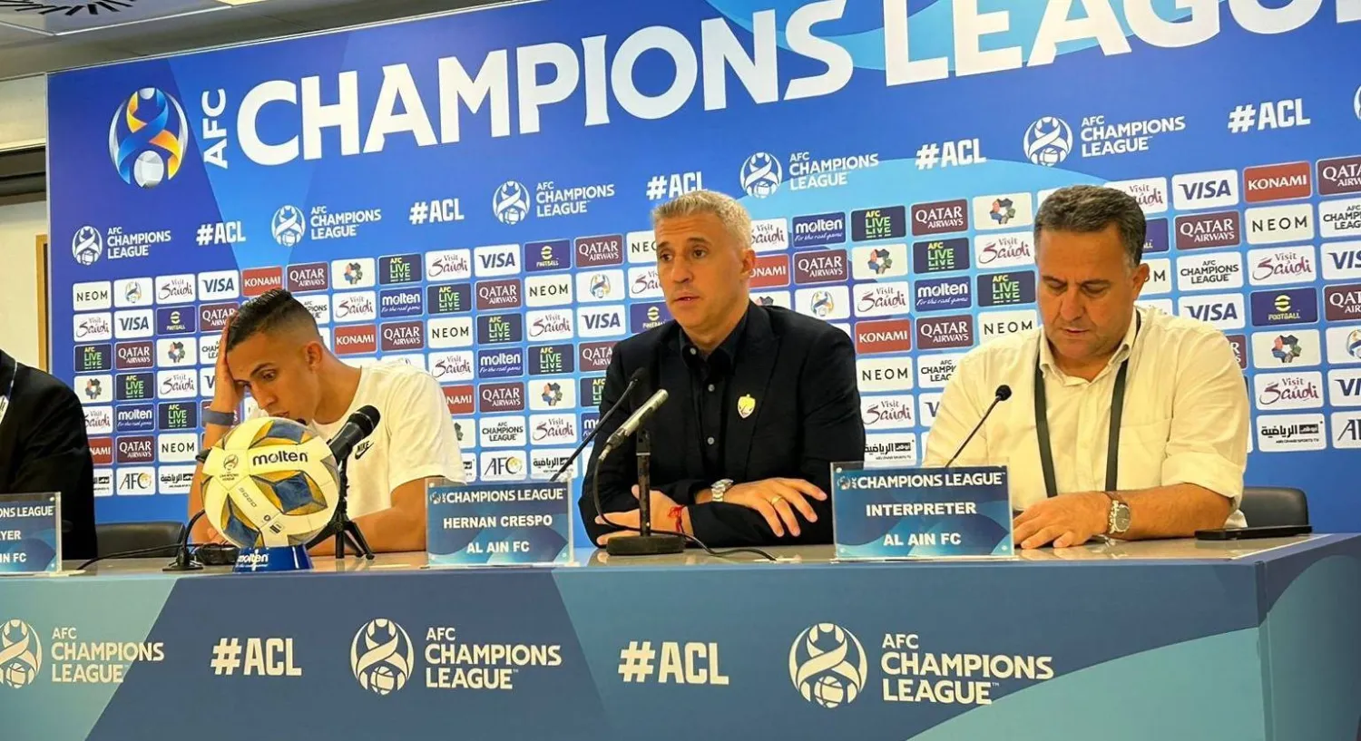 كريسبو مدرب فريق العين في المؤتمر الصحافي (الشرق الأوسط)