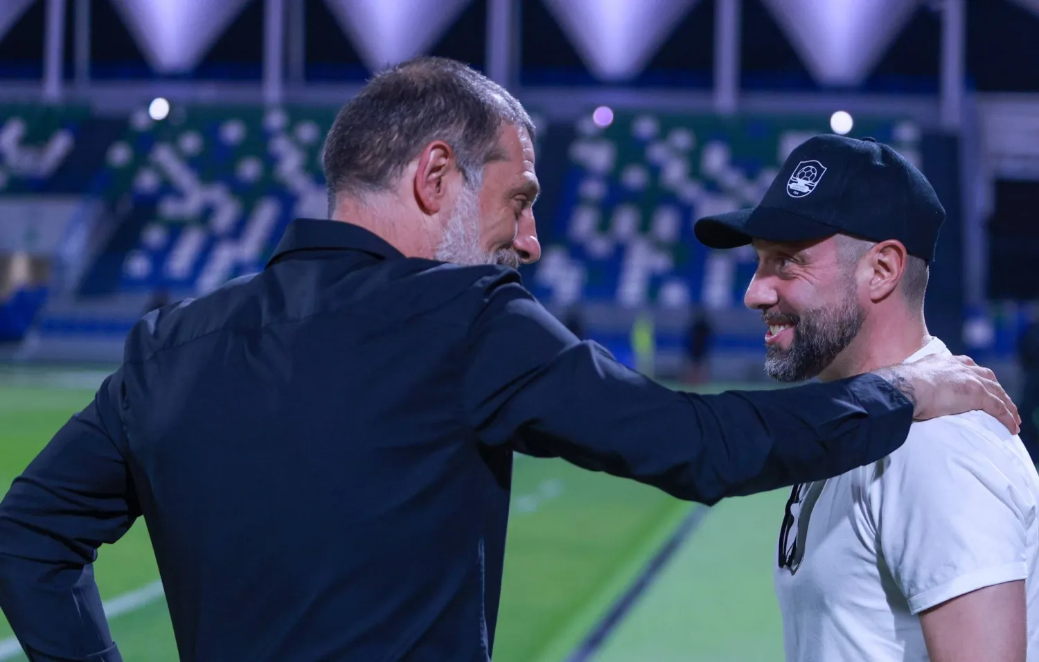 حديث يجمع بيليتش مدرب الفتح مع مواطنه جوفيتشفتش المدير الفني للرائد (الدوري السعودي) 