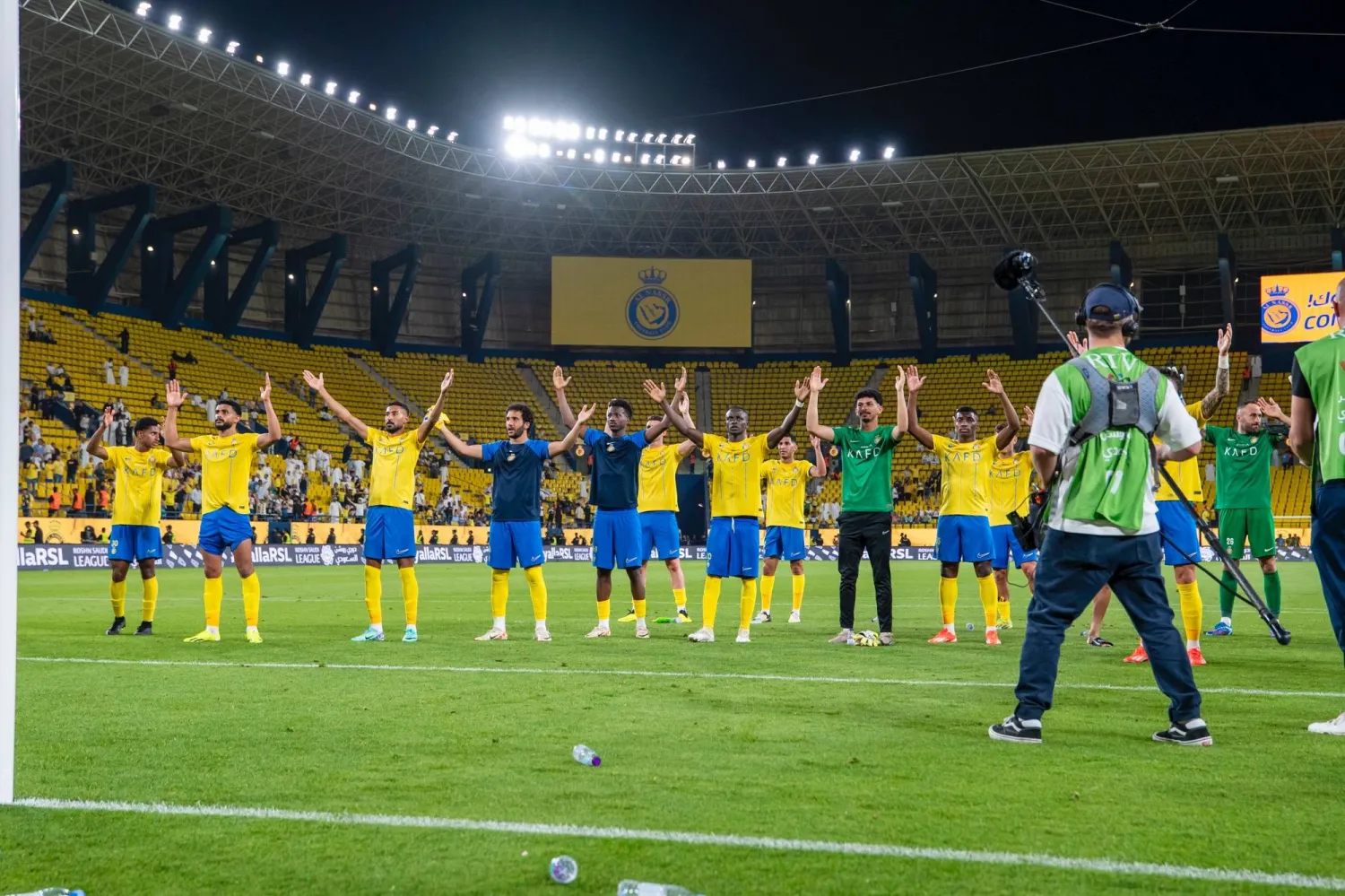 فرحة فريق النصر بعد الفوز على الفيحاء (الدوري السعودي)