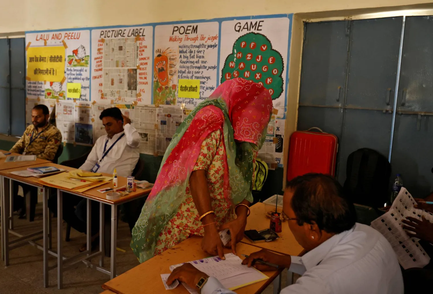 ناخبة تدلي بصوتها في مدينة براجستان الجمعة (رويترز)