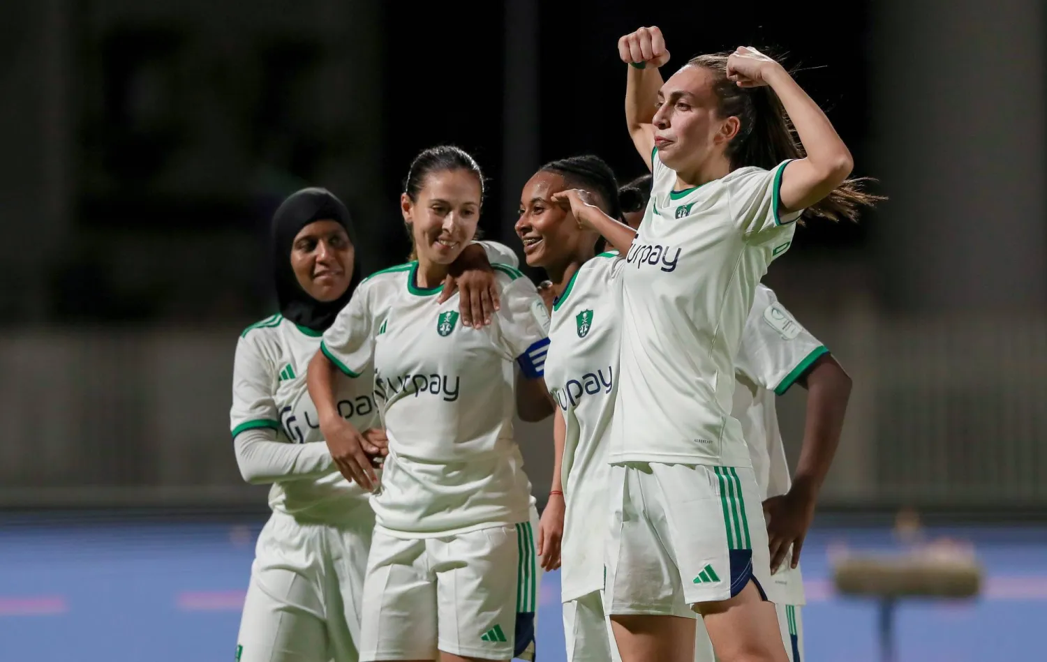 فرحة أهلاوية بعد أحد الأهداف في مرمى الاتحاد (الشرق الأوسط)