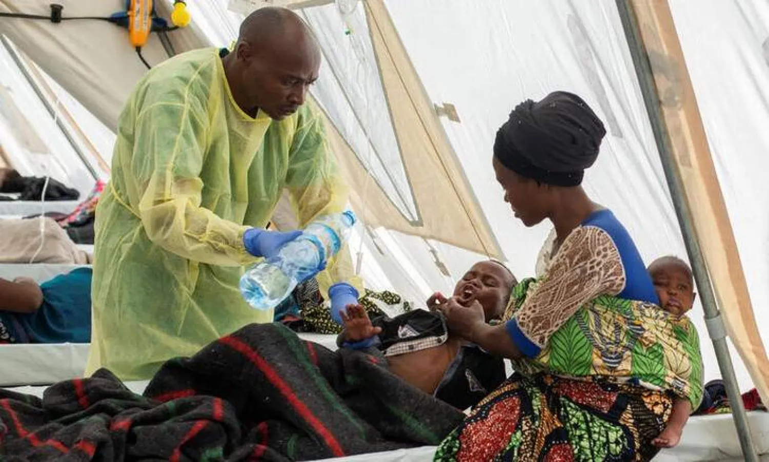 طفل يتلقى علاج الكوليرا في مركز لعلاج الكوليرا تديره منظمة أطباء بلا حدود في مونيجي في ضواحي غوما في مقاطعة شمال كيفو بجمهورية الكونغو الديمقراطية (أرشيفية - رويترز)