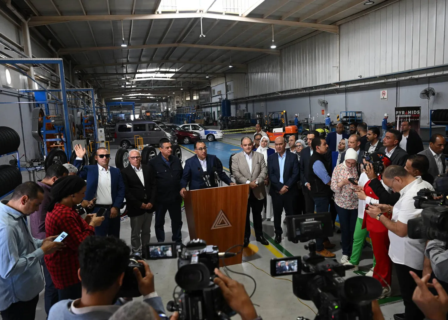 رئيس الوزراء المصري خلال مؤتمر صحافي عقب تفقده أحد المصانع بمحافظة بورسعيد (مجلس الوزراء المصري)