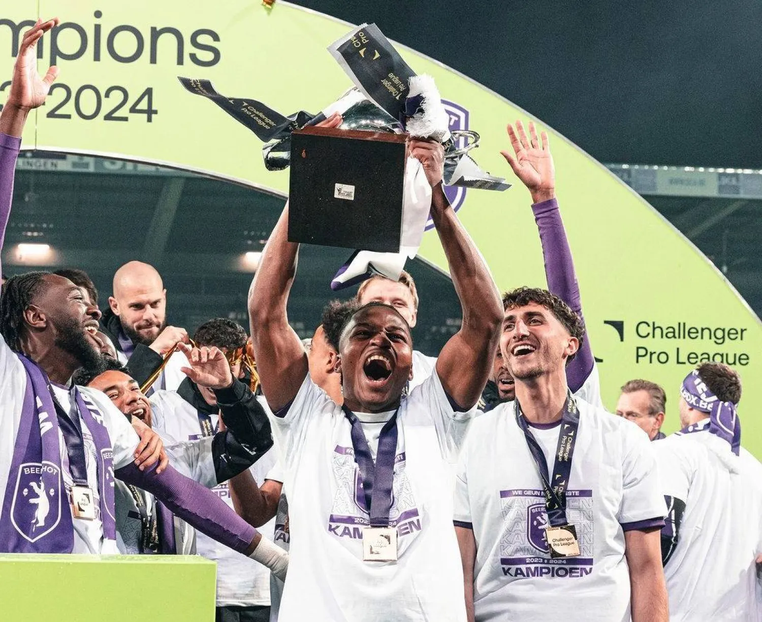 حسم بيرشكوت اللقب بعد تحقيقه 56 نقطة من 17 فوزاً بوصفه أكثر فرق الدوري تحقيقاً للانتصارات (الشرق الأوسط)